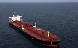 Giá thuê tàu chở dầu qua eo biển Hormuz vượt 1 triệu USD