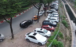 Ô tô dàn hàng lấn chiếm nút giao Bưởi - Hoàng Quốc Việt