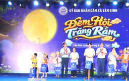 Xã Vân Đình trao học bổng, xe đạp cho trẻ em khó khăn