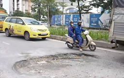 Mặt đường hư hỏng tiềm ẩn nguy cơ tai nạn giao thông