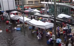 Bangkok ngập sâu sau mưa lớn