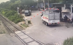 Xử phạt tài xế lùi xe làm hỏng cần chắn đường sắt