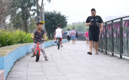 Công viên Thiên văn học nhộn nhịp khi chiều xuống
