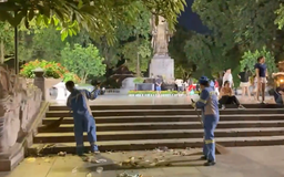 Sau pháo hoa, công nhân môi trường tăng ca đảm bảo vệ sinh môi trường