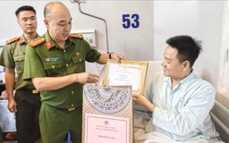 Thăm, động viên cán bộ bị thương khi làm nhiệm vụ