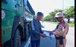 Lập biên bản tài xế và chủ xe sử dụng phương tiện bị tước kiểm định