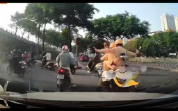 Cảnh sát giao thông Hà Nội hỗ trợ đưa người bệnh đi cấp cứu