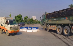 Xe ben lao nhanh qua vòng xuyến, phanh gấp tránh ô tô