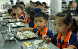 Cần chuẩn hoá bữa ăn học đường
