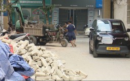 Vật liệu xây dựng chiếm dụng không gian phố Vọng