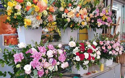 Phía sau những bó hoa ngày 20/10 là những yêu thương thầm lặng