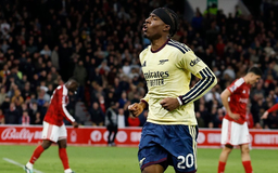 Arsenal thắng muộn trên sân khách