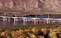 Trung Quốc: Hợp long cầu vượt sông ở độ cao 3.560 m tại Tây Tạng