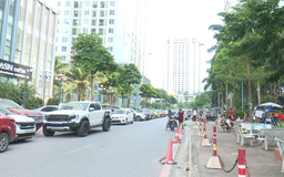 Ô tô đỗ tràn lan dưới chân các toà nhà