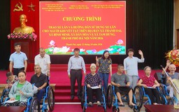 Trao tặng 33 xe lăn cho người khuyết tật