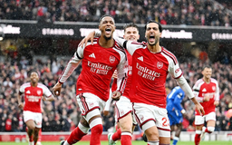 Arsenal áp sát đỉnh bảng Ngoại hạng Anh