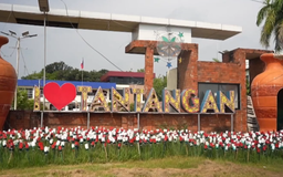 Philippines: Biến 10.000 chai nhựa thành vườn tulip rực rỡ