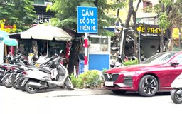 Phố Hồ Đắc Di – Biển cấm còn đó, xe vẫn ngang nhiên đỗ