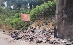 Hầm chui Đại Lộ Thăng Long ngập rác thải