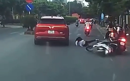 Luồn lách, vượt ẩu, nam sinh gây tai nạn liên hoàn