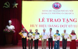 Gần 500 đảng viên phường Ô Chợ Dừa được trao tặng Huy hiệu Đảng