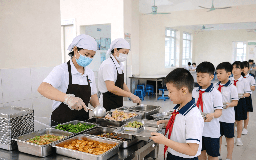 Siết quy định mới sau nhiều lùm xùm suất ăn bán trú