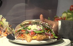 Berlin ra mắt tượng sáp bánh doner kebab nổi tiếng