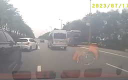 Ô tô dừng giữa cao tốc suýt gây tai nạn