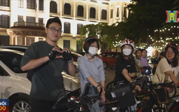 Độc đáo tour xe đạp 'Đêm Thăng Long - Hà Nội'