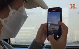 Du khách thích thú trải nghiệm chuyến tàu 'Hành trình di sản'