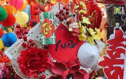Phố Hàng Mã lung linh sắc màu, rộn ràng không khí Tết