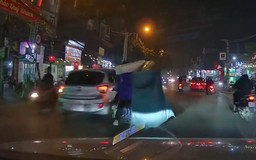 Ô tô vượt ẩu va chạm người giao hàng cồng kềnh