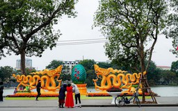Đường phố Hà Nội vắng vẻ trong sáng ngày cuối năm