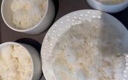 Nấu cơm cho bạn cùng dự thi