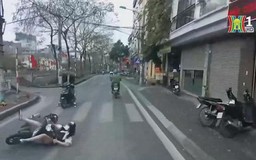 May mắn thoát nạn dù bất ngờ ngã ngay đầu ô tô