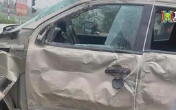Chuyển làn thiếu quan sát, xe bán tải bị tông móp hông