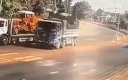 Xe ben đâm dải phân cách, cột đèn đổ xiên qua cửa kính ô tô con