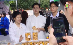 Thanh niên livestream hỗ trợ bán hàng trên nền tảng số | Cải cách hành chính | 03/04/2024