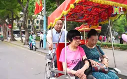 Xích lô - phương tiện độc đáo khi du lịch Hà Nội