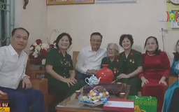 Chủ tịch UBND TP tặng quà gia đình chính sách
