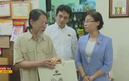Đoàn Đại biểu Quốc hội tặng quà chiến sĩ Điện Biên