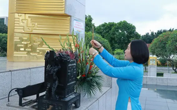 Phụ nữ Thủ đô dâng hương tại tượng đài Bắc Sơn