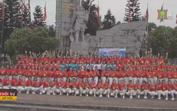 Phụ nữ Thủ đô đồng diễn mừng chiến thắng Điện Biên Phủ