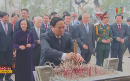 Dâng hương tại đền thờ liệt sĩ chiến trường Điện Biên Phủ