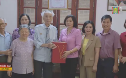 Tặng quà chiến sĩ Điện Biên