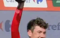 Wout Van Aert thắng chặng 10 giải đua xe đạp La Vuelta