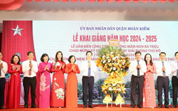 Gắn biển công trình trường học mừng 70 năm Giải phóng Thủ đô