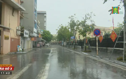 Người dân Quốc Oai đóng cửa tránh bão