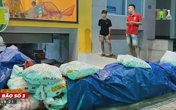 Dân khu biệt thự Hà Nội 'đắp đập be bờ' chống bão