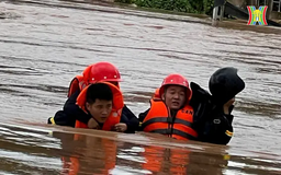 Xúc động hình ảnh chiến sĩ cảnh sát giúp dân trong lũ